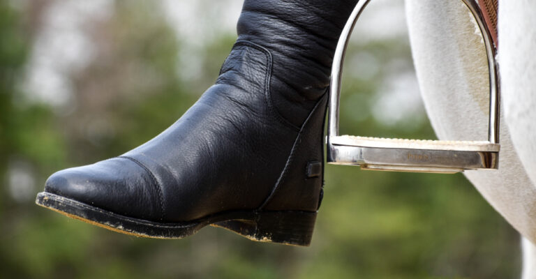 Show-jumping stirrup iron with wide non-slip tread